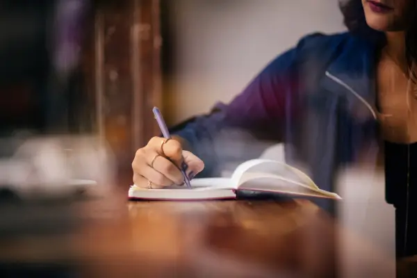 Como Fazer Journaling: 5 Perguntas para Começar Hoje
